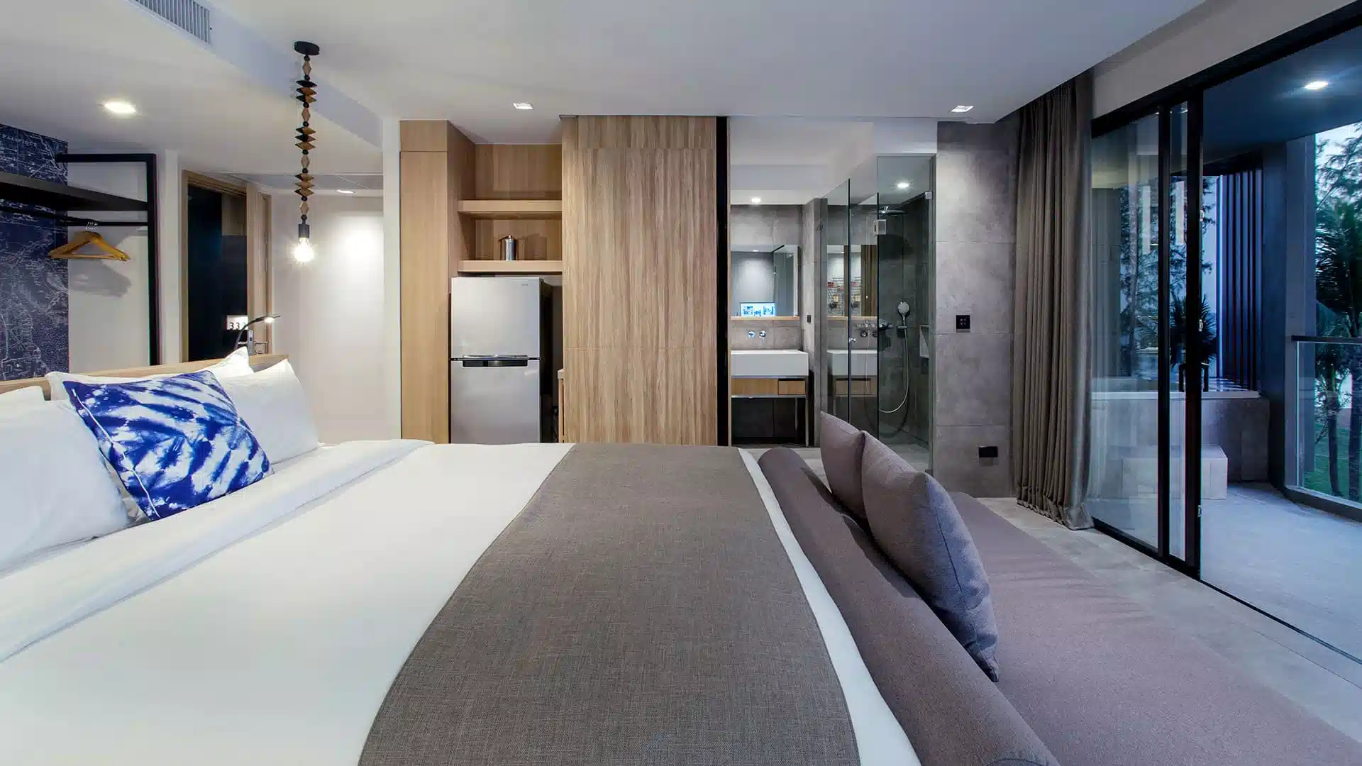 Deluxe Oceanside room interior