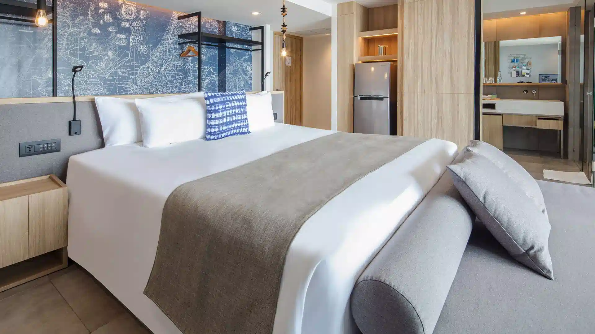 Deluxe Oceanside room balcony and garden view