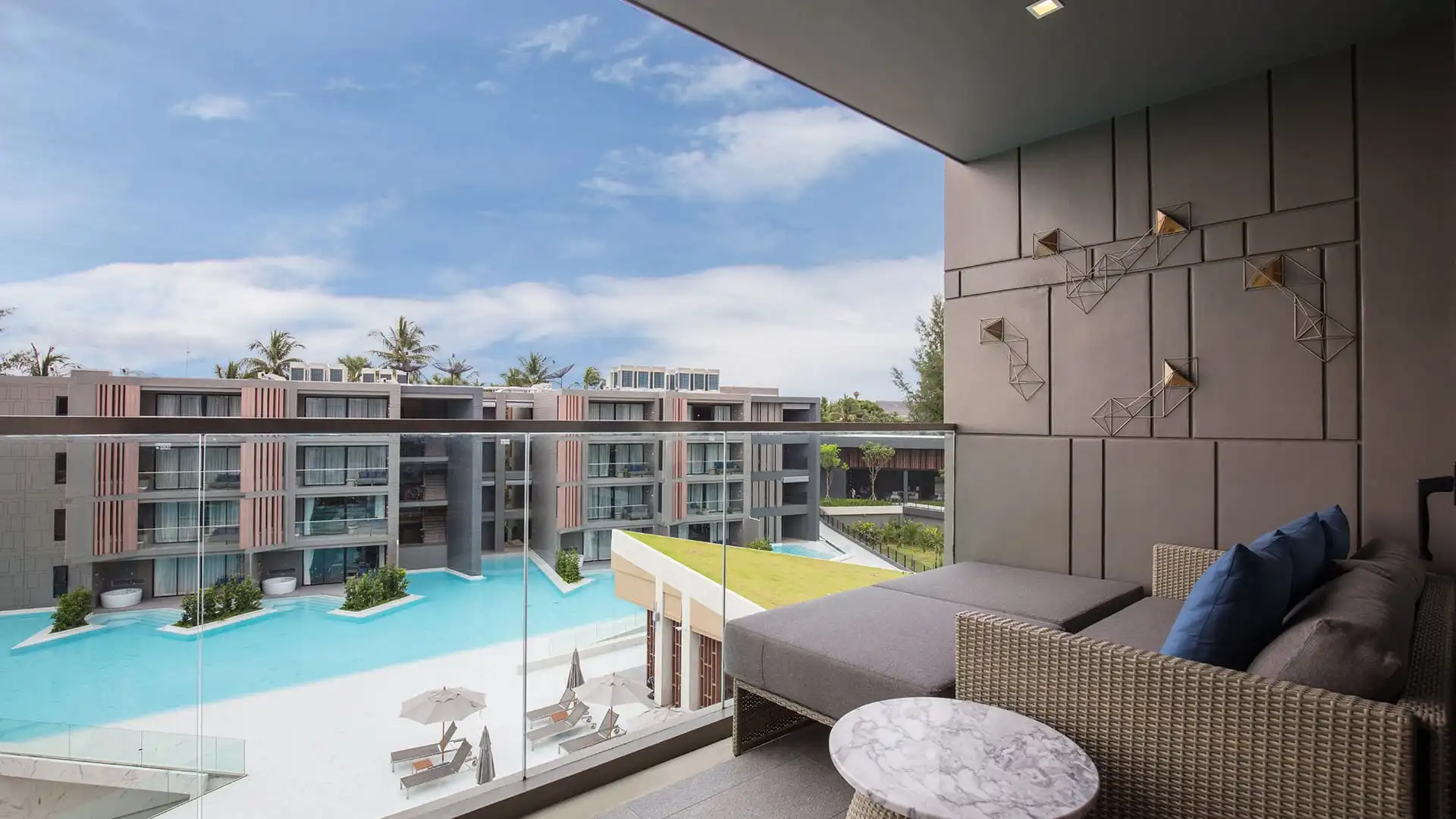 Deluxe Oceanside room furnishings