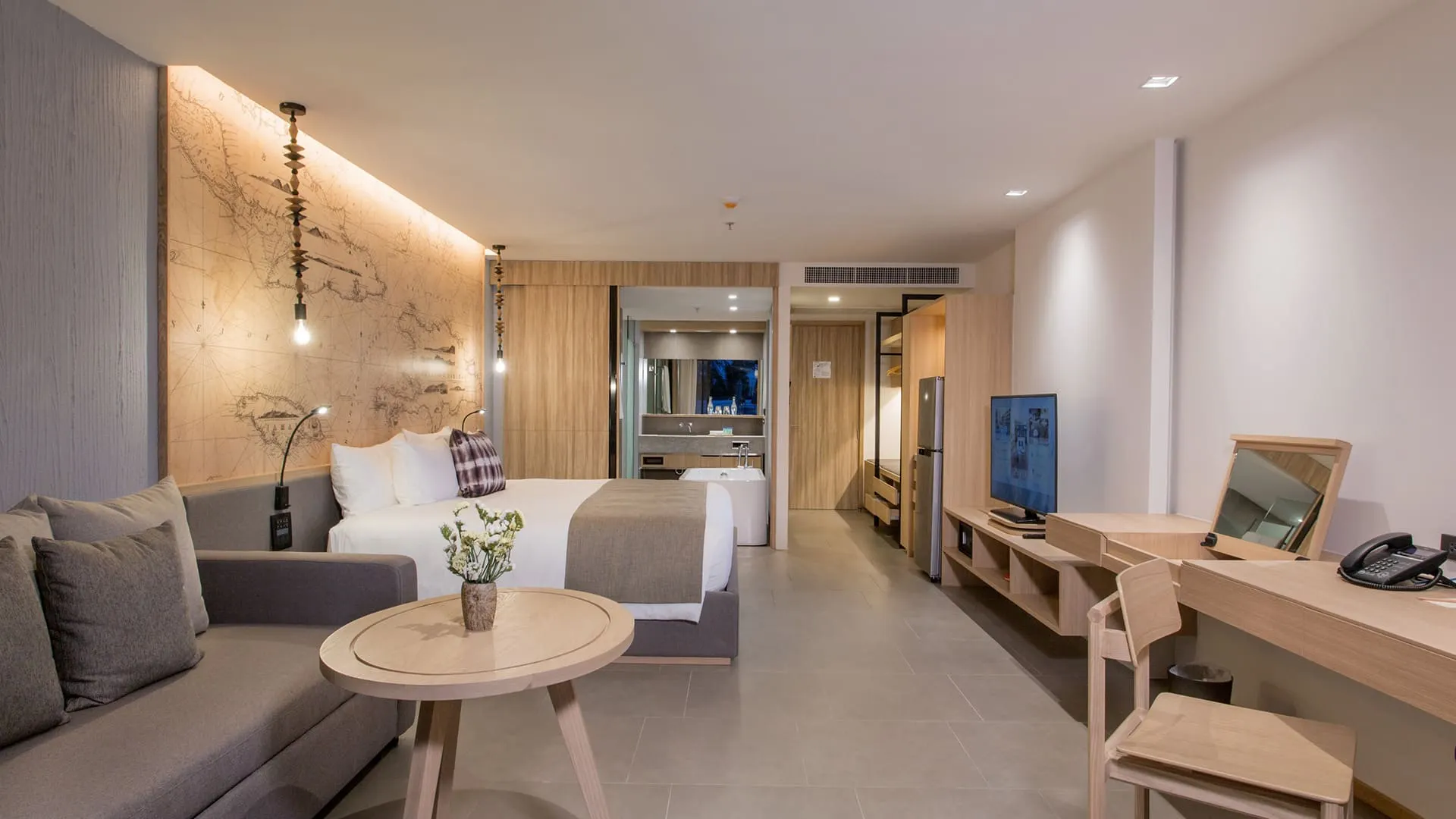 Deluxe Poolside room interior