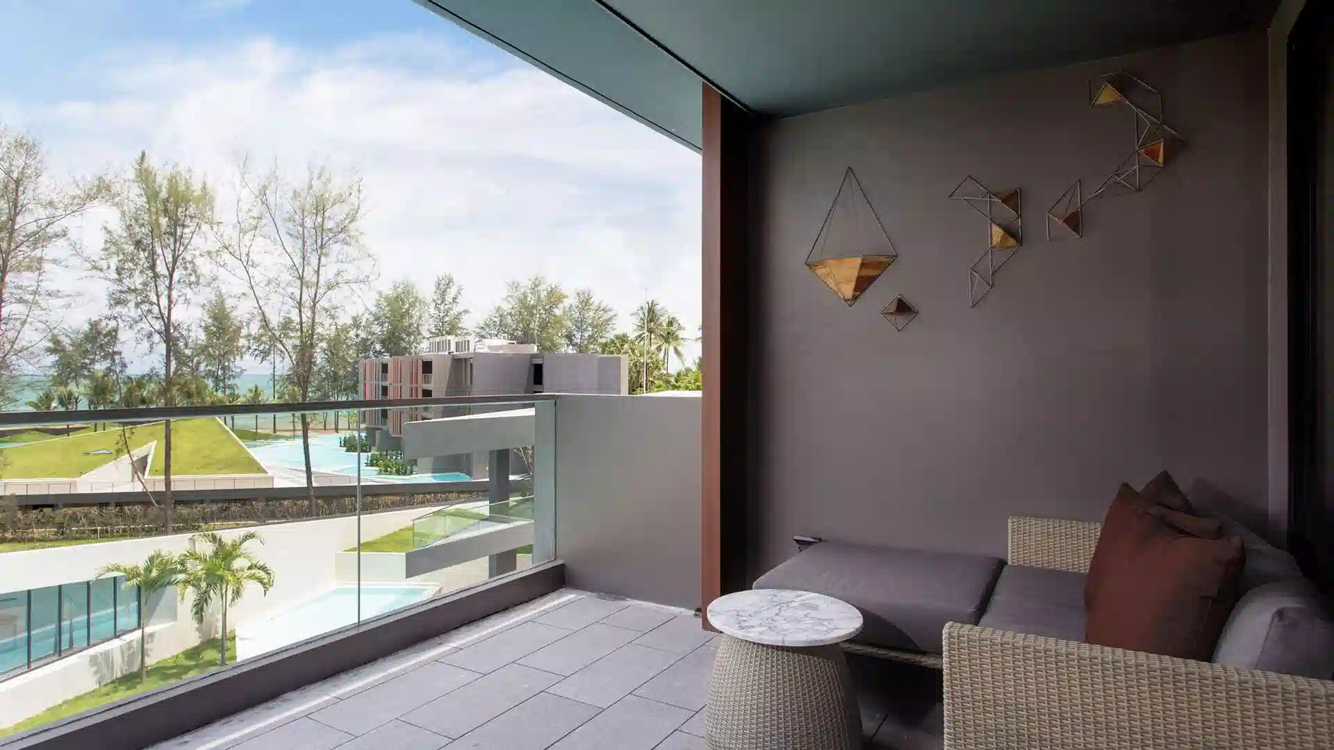 Deluxe Poolside room garden view