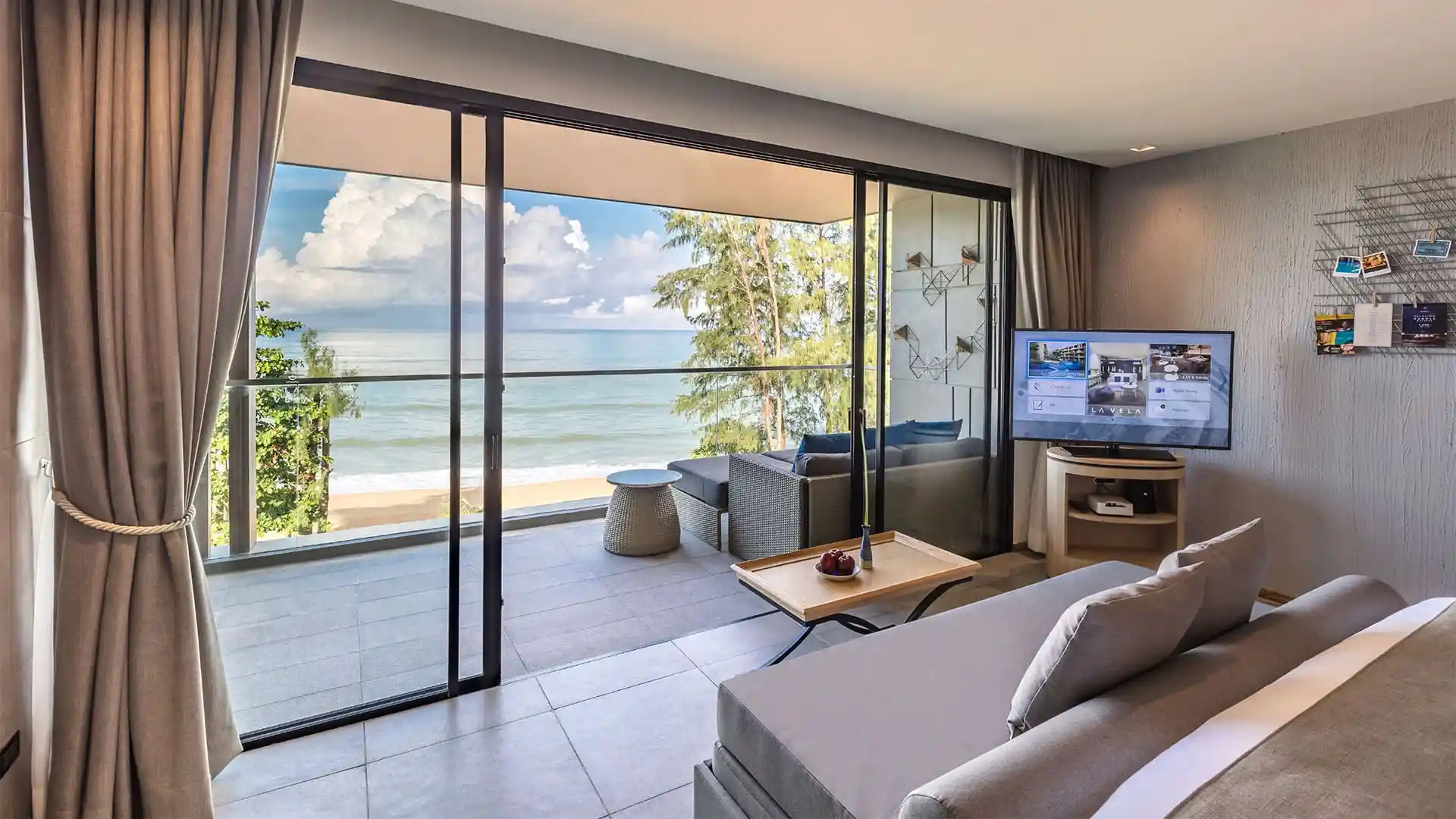 Deluxe Sea View room bed and furnishings